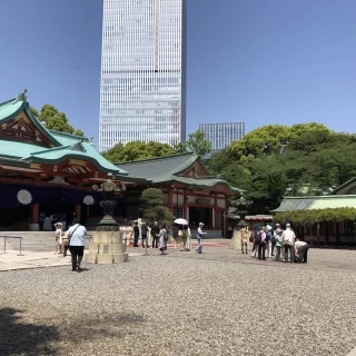オフィス街の中の立地に広がる緑