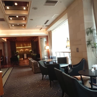 barラウンジから奥がチャペル