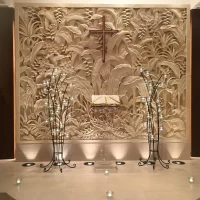 祭壇のレリーフ、キャンドルがとても素敵でした。