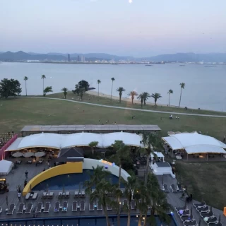 会場の窓から見える海とおしゃれなプール