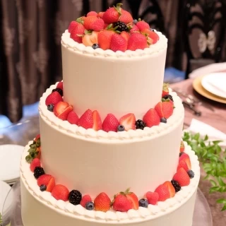 ウエディングケーキは大好きな苺がたくさん