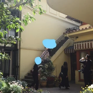 中庭で新郎新婦が写真撮影できます。