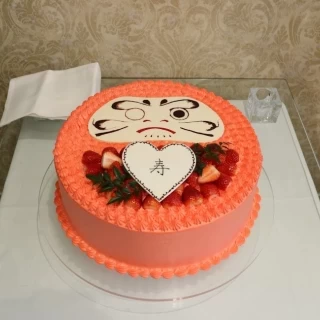和婚なので、ケーキも和風のだるま。
