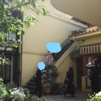 中庭で新郎新婦が写真撮影できます。