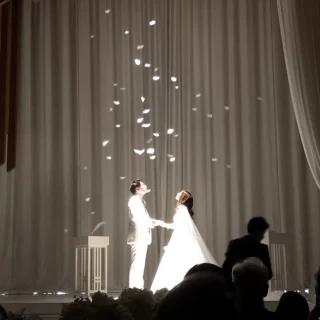 上から天使の羽が降ってくる演出があります。
