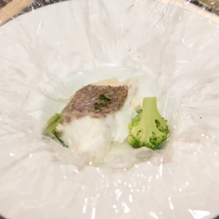お魚料理　包みを開けるとこのように熱々で食べられます
