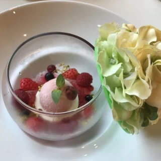 デザートは紫陽花の造花が飾られていました