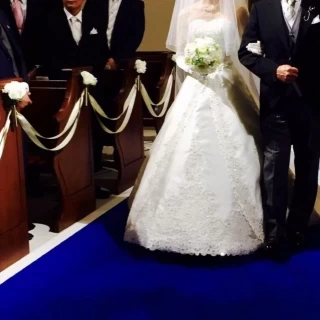 ドレスが映えるブルーのカーペットのバージンロード