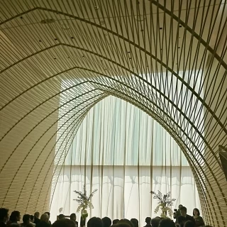 天井が高く窓から光が入るチャペルです