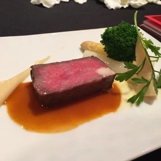 お肉料理も上品な味で美味しかったです。