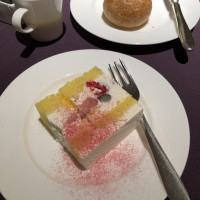 ケーキ入刀は生ケーキで幸せのお裾分けをしました。