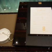 大理石でできたホテルオリジナルの結婚証明書