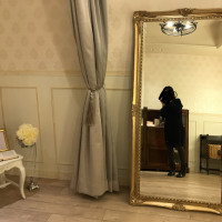 ブライズルームの大きな鏡