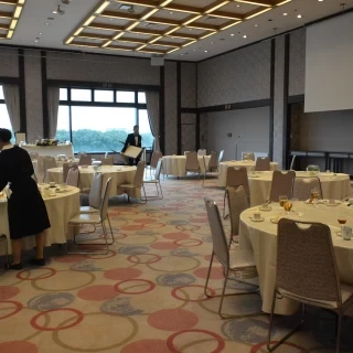 岡山城の見える披露宴会場