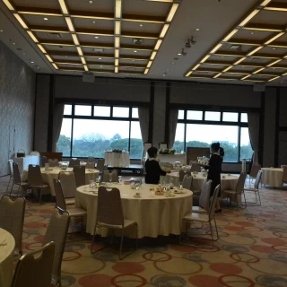 岡山城の見える披露宴会場