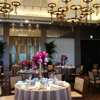 アースカラーで、どんな装花・クロスの色にもあう宴会場