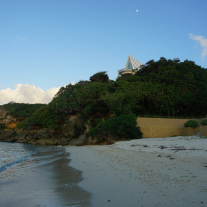 プライベートビーチからの式場|506949さんのKAYATSUMA OKINAWA～珊瑚の教会～の写真(646992)