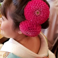 ヘアメイクで生花もいれてもらえました