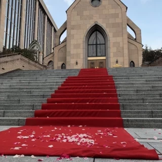 奥がチャペルで、階段でフラワーシャワーをしました