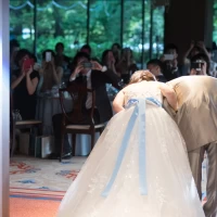 披露宴入場 テラスルームはガラス張りなのでガーデンが見えます