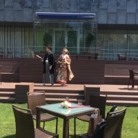 テラスルームのテラスに立つ新郎新婦