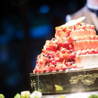 バースデーケーキ後に本物のウェディングケーキ登場