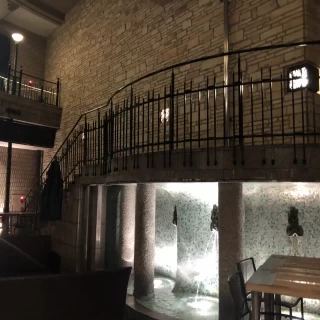 噴水を背に屋外挙式！