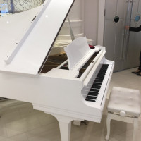 白いピアノが魅力的！
