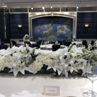 披露宴会場メインテーブル。贅沢にお花を使ったパターンだそう。