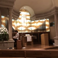 チャペル祭壇がわ。広いため全面の写真を一度に撮れません