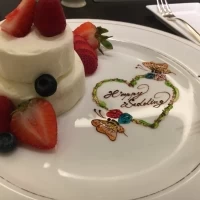 小さなウェディングケーキをいただきました。甘過ぎずおいしい！