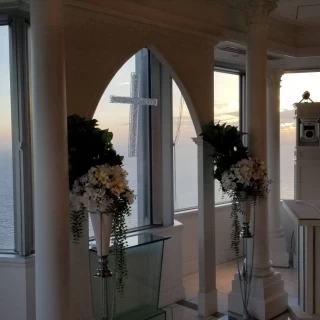 沈む夕日をバックに挙式！