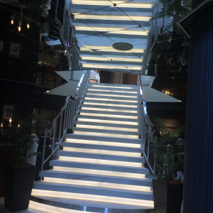 入り口入ってすぐの大階段|507183さんのWedding Terrace Ashiya (ウエディングテラス芦屋)の写真(648578)