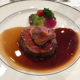 フォアグラがのったステーキ