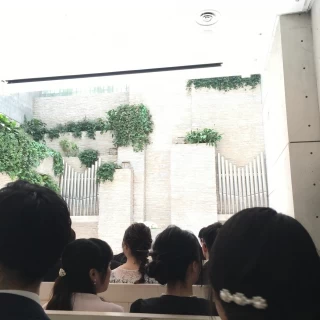 白くて明るい会場。