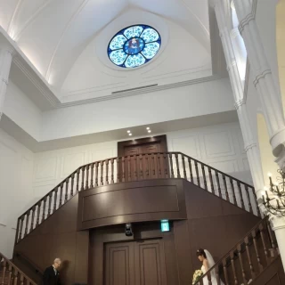 両サイドの階段を父と新婦それぞれが降りて行くのは好評でした。