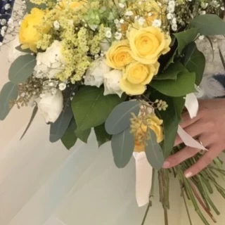 ブーケはブライズメイドにも似たミニブーケを作って頂きました♪