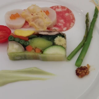 食べるのがもったいないくらいおしゃれな前菜でした。