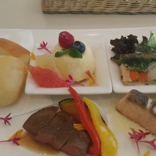 ミニチュアサイズの料理。お肉美味しかった。
