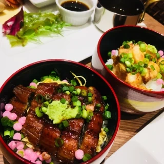 締めはひつまぶしとエビのご飯（それぞれ）