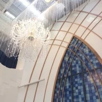 チャペルの天井からは光が差し込みます