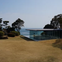 旧邸宅から見た庭園とチャペル