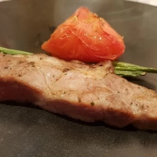 肉料理。豚肉のグリル。固くておいしくない。