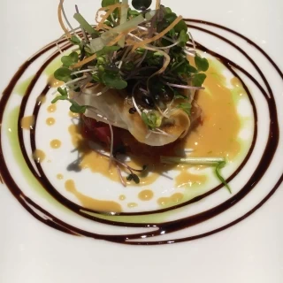 メインの白身魚料理。熱々で美味しいです。
