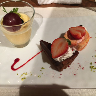 デザート オレンジのムースとイチゴのロールケーキチョコケーキ