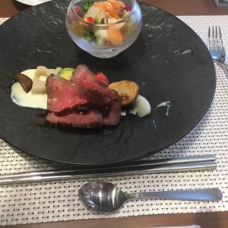 牛フィレ肉とエビのメインを少しずつ。