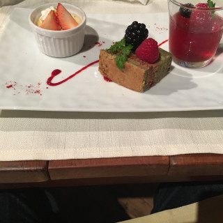 ピスタチオのケーキハイビスカスゼリーとプリン