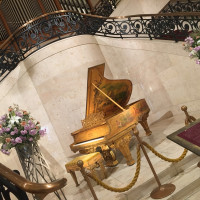 世界に一台しかないゴールデンスタインウェイのピアノ