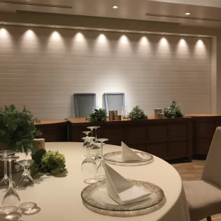 横に長い会場で、真ん中にメインテーブル