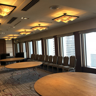 少人数向け披露宴会場、テーブルセッティングはまだされてません